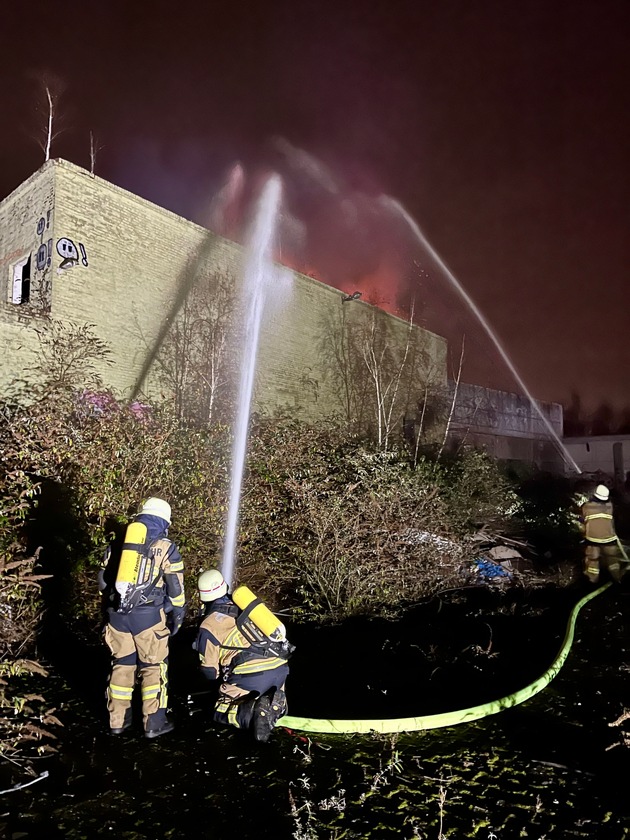 FW-E: Brand in leerstehender Industriehalle sorgt für stundenlangen Großeinsatz