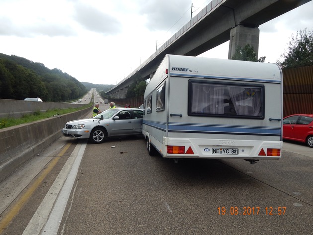 POL-VDKO: Verkehrsunfall mit Flucht unter Beteiligung eines Wohnwagengespannes
