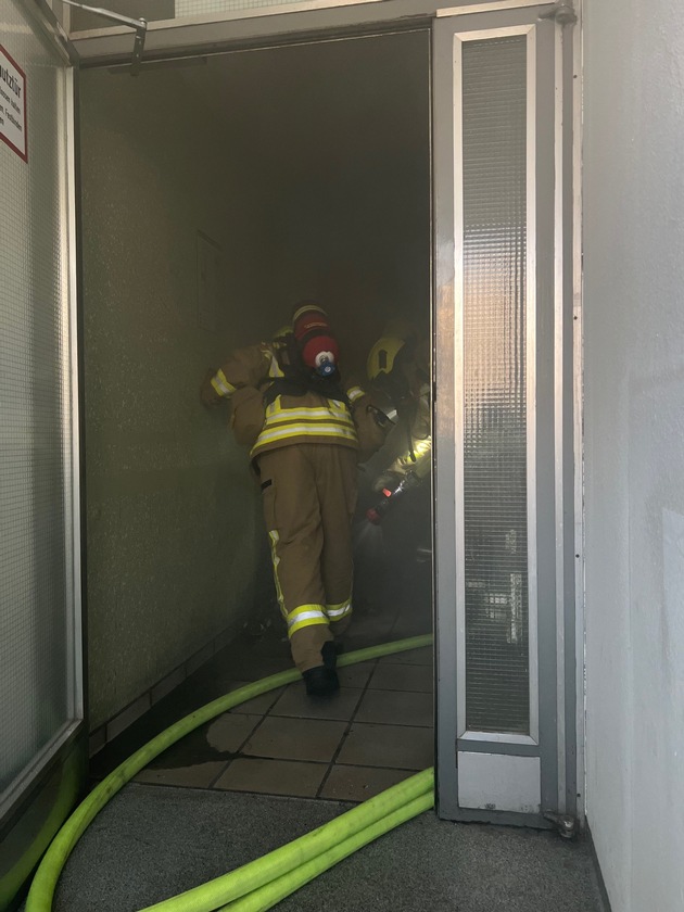 FW Ratingen: Feuermeldung im Hochhaus, Treppenraum verraucht