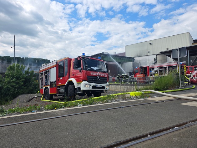 FW-AR: Brennendes Förderband beschäftigt Feuerwehr stundenlang
