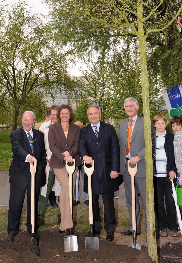 Tag des Baumes 2009: Bundesministerin Ilse Aigner und Günther Fielmann pflanzen Stieleiche im Berliner Tiergarten