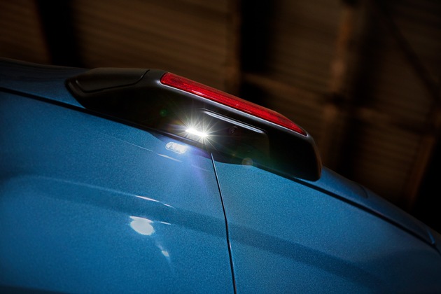 Ideal für die Arbeit an dunklen Wintertagen: Neuer Ford Transit verfügt über leistungsstarke LED-Außenleuchte