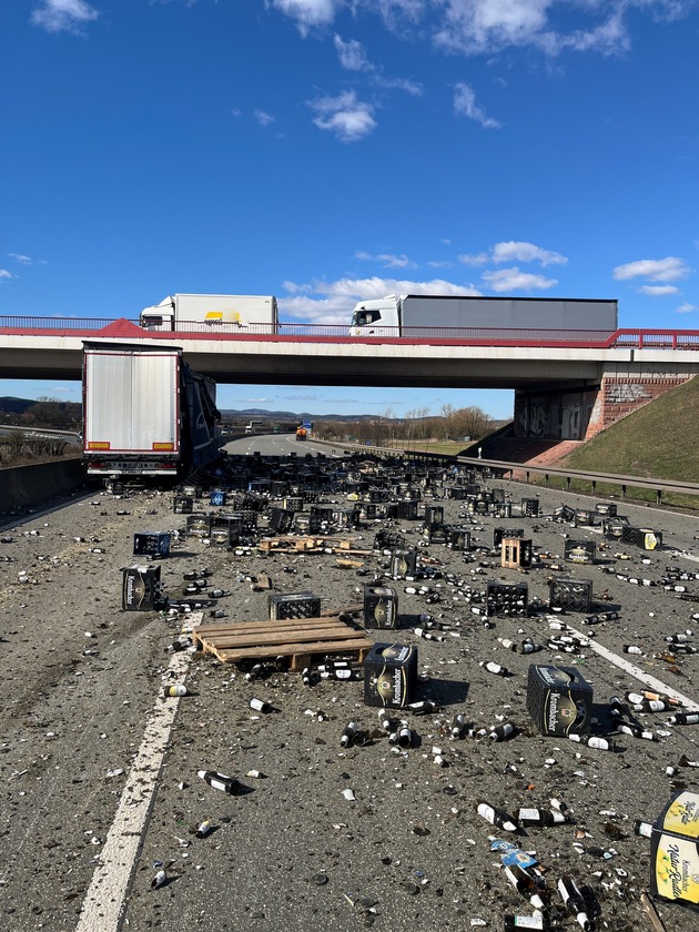 API-TH: Vollsperrung - Glasflaschen verteilen sich auf der gesamten Fahrbahn