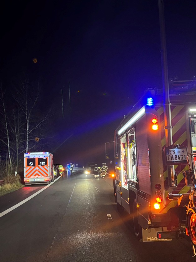 FW-EN: Serie von Containerbränden und Verkehrsunfall halten Einsatzkräfte in der Nacht in Atem
