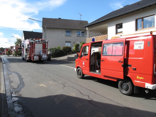 FW-AR: Arnsberger Feuerwehr verhindert Dachstuhlbrand