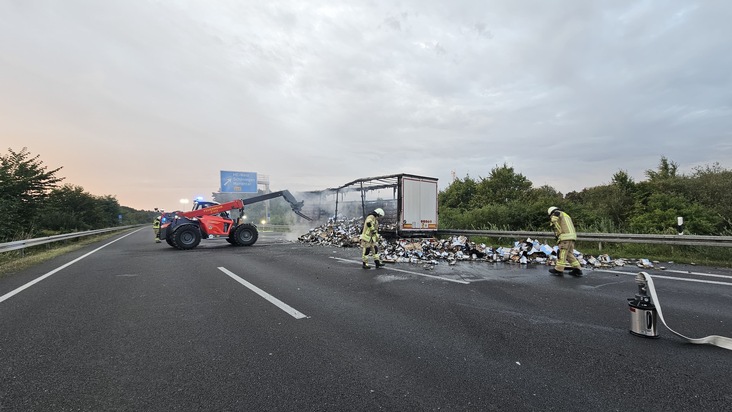 FW Helmstedt: Lkw Auflieger brennt auf Autobahn