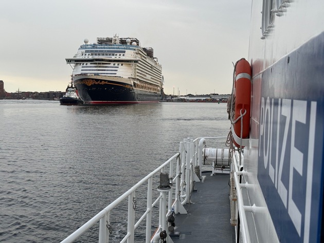 LWSPA M-V: Ausfahrmanöver des Kreuzfahrtschiffes &quot;Disney Adventure&quot; - erfolgreicher Einsatz der Wasserschutzpolizeiinspektion Wismar und des WSA Ostsee
