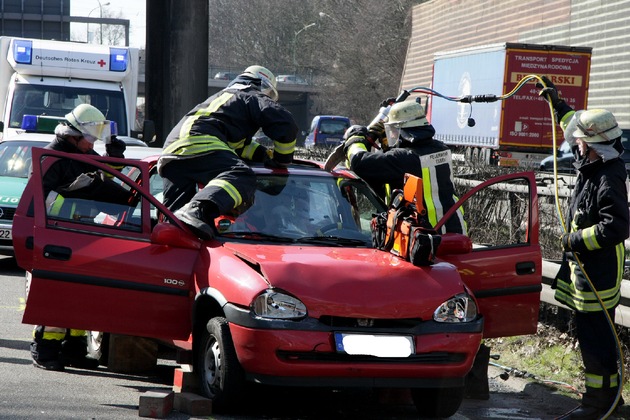 FW-E: Verkehrsunfall auf der A52, junge Frau lebensgefährlich verletzt