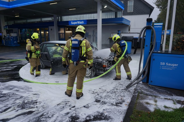 FW Ratingen: Fahrzeug brennt an Tankstelle - sechs Personen leicht verletzt