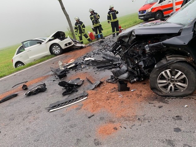 POL-WHV: Schwerer Verkehrsunfall in Sande - beide Fahrzeugführer schwer verletzt - Fahrbahn musste für zwei Stunden vollgesperrt werden (2 FOTOS) - Polizei sucht einen schwarzen Audi und Zeugen