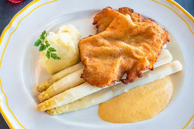 Wenn schon &bdquo;Telespargel&ldquo;, dann bitte mit Spargel &ndash; Neue Gerichte im Sphere Tim Raue