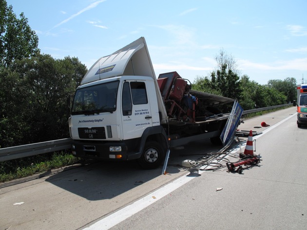 POL-HI: BAB 7, LK Hildesheim / Region Hannover ++ trügerische Sicherheit Standstreifen ++ Unfall mit sechs Beteiligten ++ hoher Saschaden ++ zwei Verletzte ++