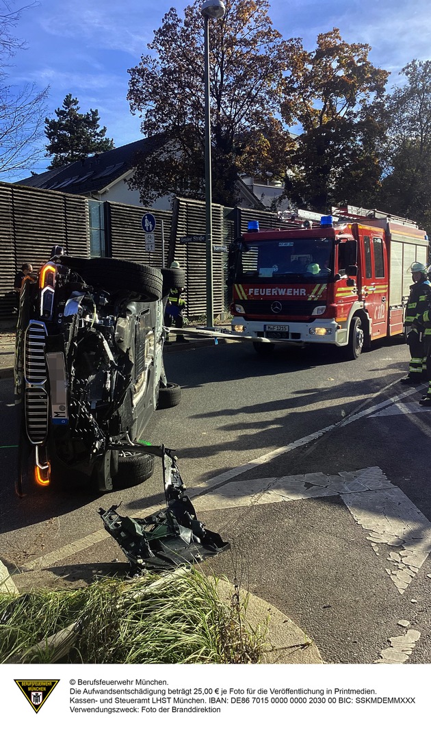 FW-M: Pkw landet auf der Seite (Schwabing)