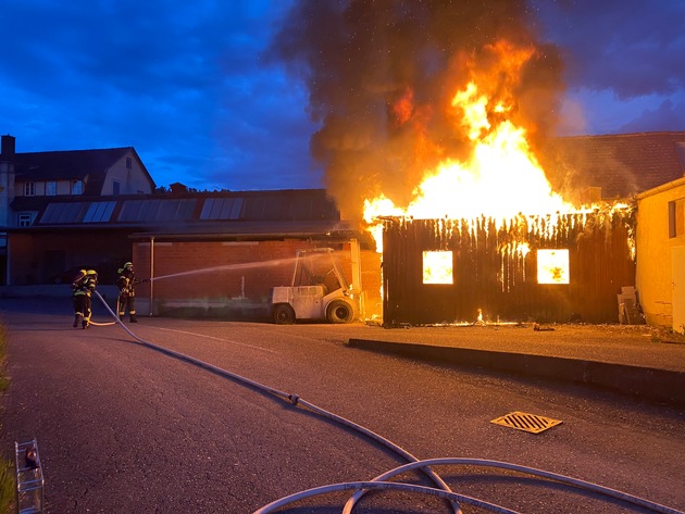KFV-CW: Feuerwehr verhindert Übergreifen der Flammen - Keine Verletzten - Mehrere 10.000 Euro Sachschaden