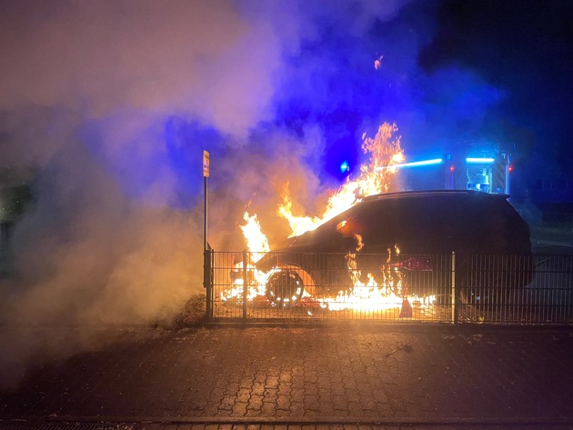 FW Lage: Feuer 1 / PKW Brand innerorts - 25.05.2025 - 01:02 Uhr