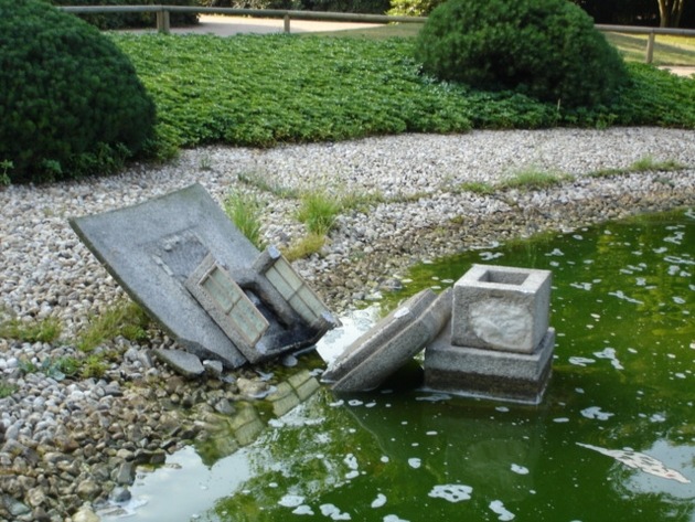 POL-D: Sachbeschädigung einer Steinlaterne im Nordpark - 500 Euro Belohnung ausgesetzt - Zeugen gesucht - Fotos der Steinlaterne hängen als Datei an