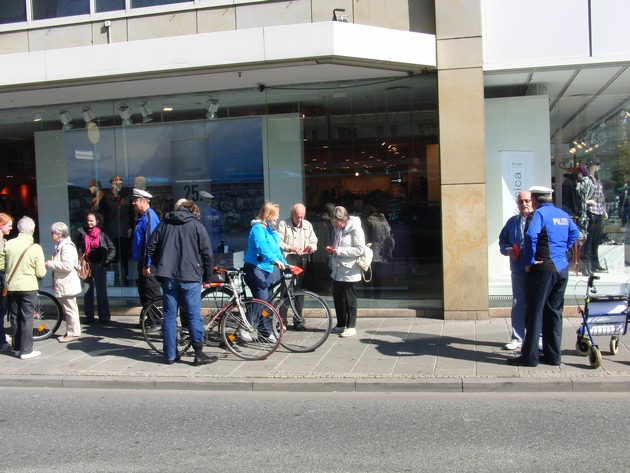 POL-F: 100921 - 1139 Frankfurt-Innenstadt: Informationsveranstaltung &quot;Sichere Mobilität für ältere Menschen auf Frankfurts Gehwegen&quot; erfolgreich durchgeführt -	Nachtrag zur Pressemitteilung Nummer 100917-1123 -