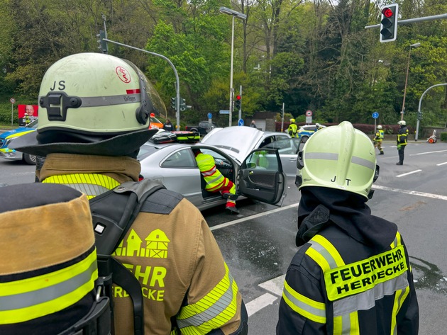 FW-EN: Verkehrsunfall auf der Kreuzung Herdecker Bach, Ecke Ender Talstraße - 2 Personen verletzt - Technische Rettung aus PKW durchgeführt