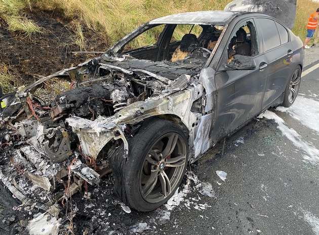 FF Olsberg: BMW brennt auf Autobahnzubringer bei Olsberg aus