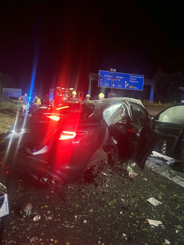 FW Pforzheim: Schwerer Verkehrsunfall auf der BAB 8