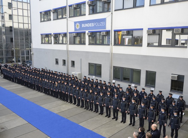 BPOLD FRA: 138 Bundespolizisten feierlich am Flughafen Frankfurt vereidigt