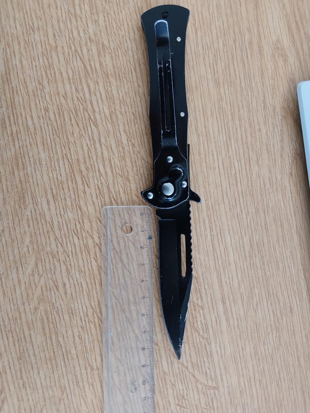 BPOL NRW: Bundespolizei beschlagnahmt 2 verbotene Springmesser innerhalb von 4 Stunden