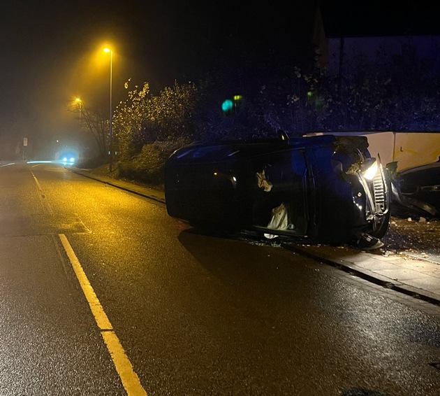 POL-BI: Mauer stoppt PKW