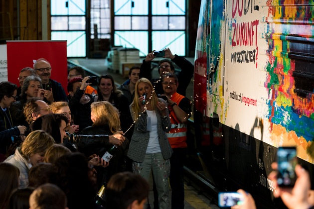 Un&apos;opera d&apos;arte viaggiante: la locomotiva del futuro Mobiliare