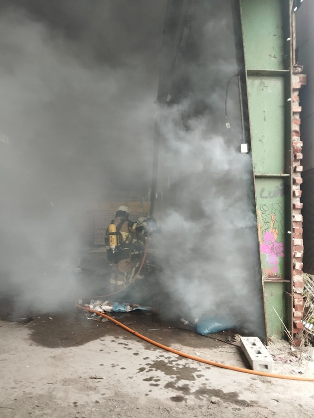 FW-E: Starke Rauchentwicklung aus leerstehender Industrieruine - Brandausbreitung verhindert