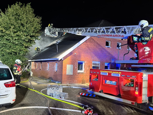 FW-AUR: Feuer droht Gebäude zu zerstören