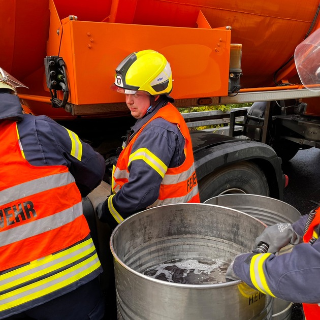 FW Heimbach: Verkehrsunfall auf der L218 bei Heimbach - LKW-Tank muss durch Feuerwehr abgepumpt werden