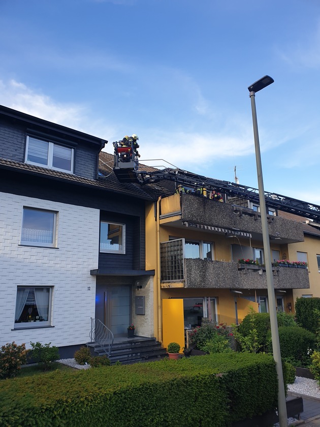 FW-EN: Balkonbrand droht auf Dachstuhl überzugreifen