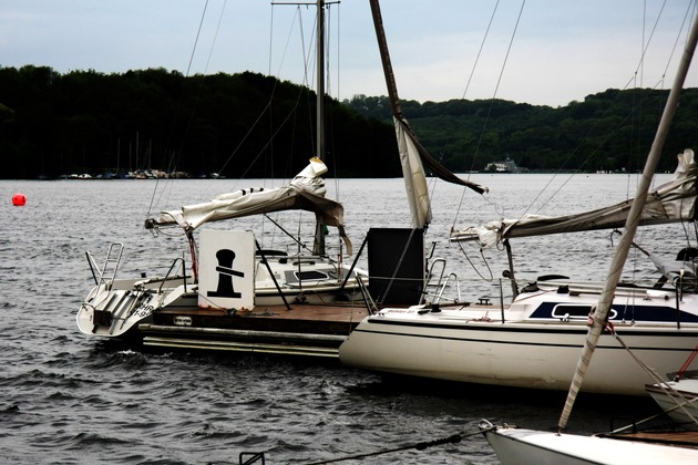 FW-E: Geisterschiffe treiben führerlos über den Baldeneysee, Spaziergänger sichern die angelandeten Segelboote