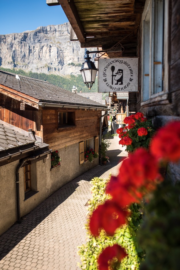 ICOMOS met à l&apos;honneur l&apos;Engadine et le Valais: L&apos;hôtel Piz Linard à Lavin est l&apos;hôtel historique et l&apos;auberge Godswärgjistubu à Albinen le restaurant historique de l&apos;année 2018