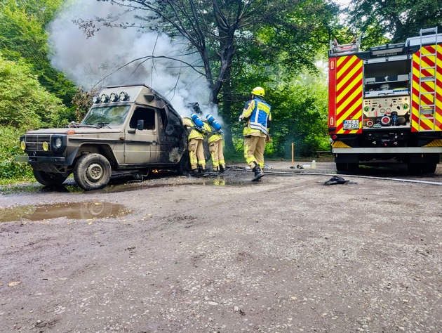 FW Rheurdt: Feuerwehr löscht historischen Geländewagen