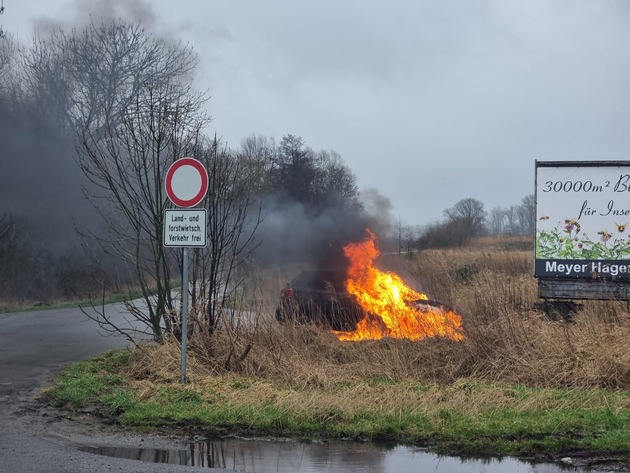 POL-STD: Auto auf Parkplatz an der Autobahn 26 in Dollern ausgebrannt - Polizei sucht Zeugen