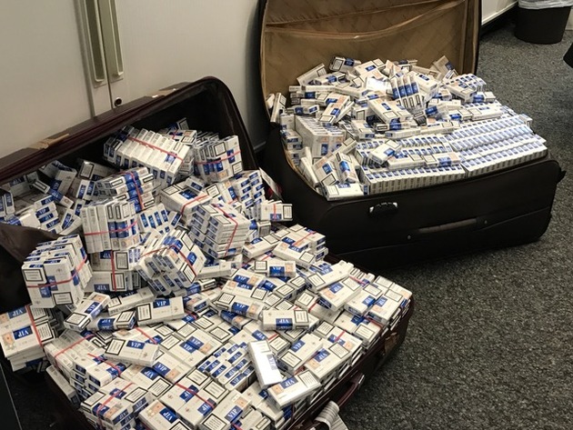 ZOLL-E: Kippen auf Reisen
- Zoll beschlagnahmt prallgefüllte Reisekoffer mit Schmuggelzigaretten
