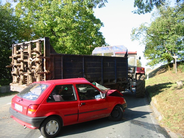 POL-HOL: Landesstraße 550 - Höhe Eulenkrug: PKW gegen Traktor - 3 Leichtverletzte - PKW Totalschaden -