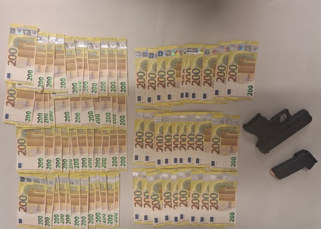 POL-K: 250711-1-K Brennpunktteam Kalk stellt scharfe Schusswaffe und knapp 15.000 Euro Bargeld sicher - diverse Strafanzeigen gefertigt