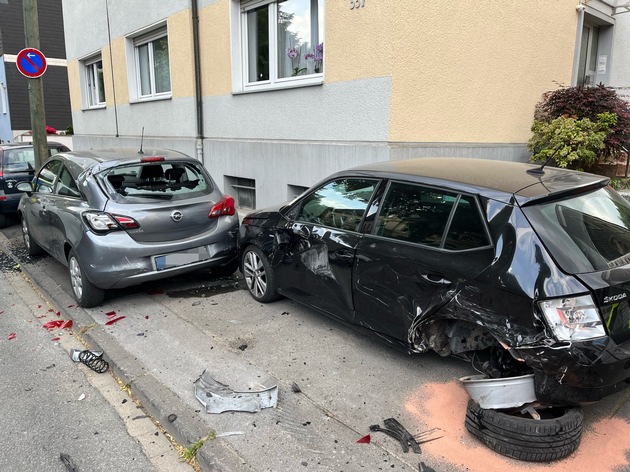 POL-BO: Auto überschlägt sich: Fahrer (22) und Beifahrerin (22) kommen ins Krankenhaus