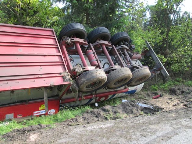 POL-SE: Bad Bramstedt - Segeberger Straße, B 206 / Gefahrguttransporter kippt auf die Fahrbahn