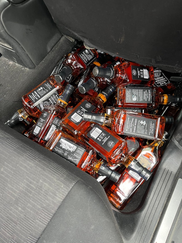 POL-BOR: Gronau - Zivilstreife überführt mutmaßliche Seriendiebe - umfangreiches Diebesgut sichergestellt