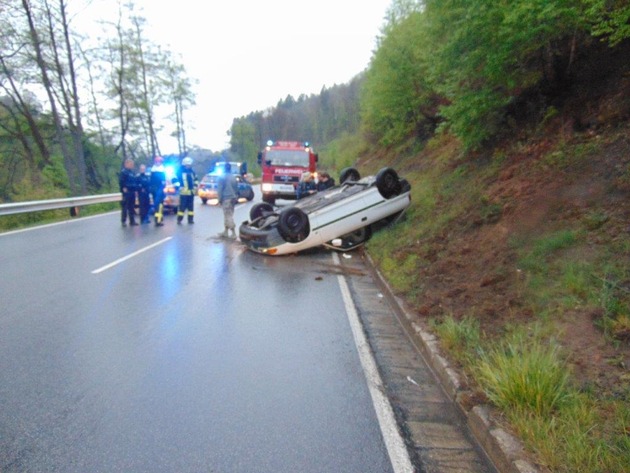 POL-PPWP: Auto überschlägt sich