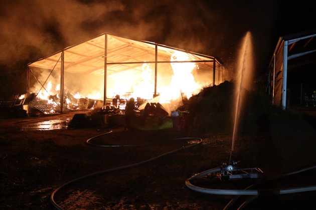 FW Gangelt: Brand einer Strohhalle in Breberen