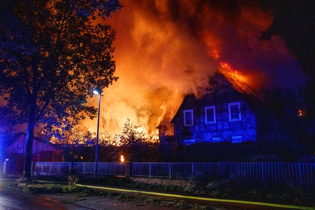 FW Lüchow-Dannenberg: Flammeninferno in Grippel (SG Elbtalaue/Lk. Lüchow-Dannenberg) +++ Großbrand vernichtet Stall und Wohngebäude +++ über 160 Feuerwehrleute im Einsatz