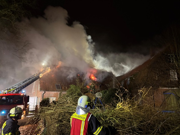 POL-STD: Brand im Dachgeschoss eines Fachwerkhauses im Alten Land, Einbrecher in Harsefeld erbeuten 30 Sätze Reifen und Felgen