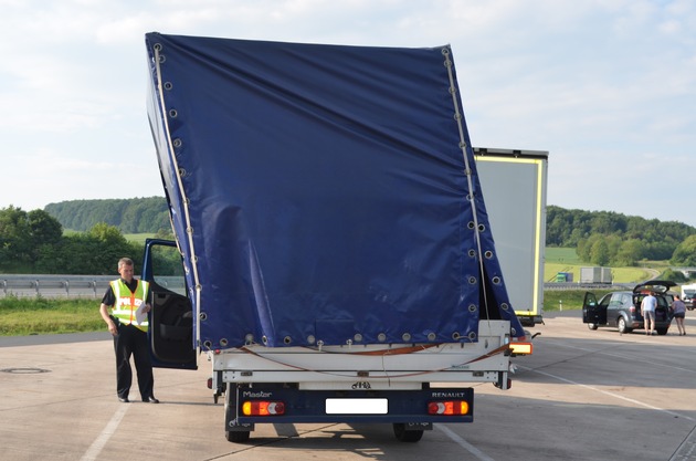 POL-HI: Beschädigter Transporter behindert den Verkehr auf der A 7