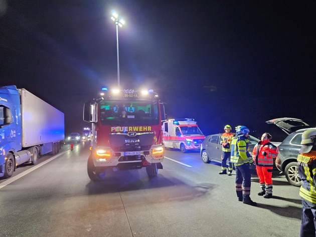 FW-ROW: Verkehrsunfall auf der Autobahn mit 9 Personen - Feuerwehr unterstützt bei Großaufgebot an Rettungsmitteln