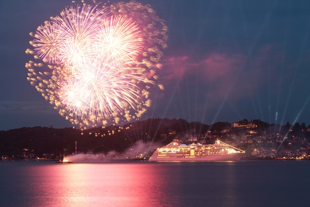 EUROPA 2 feierlich beim HAFENGEBURTSTAG HAMBURG 2013 vor Blankenese getauft (BILD)