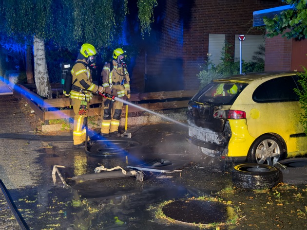 FW-OLL: Nächtlicher Fahrzeugbrand vor Wohngebäude